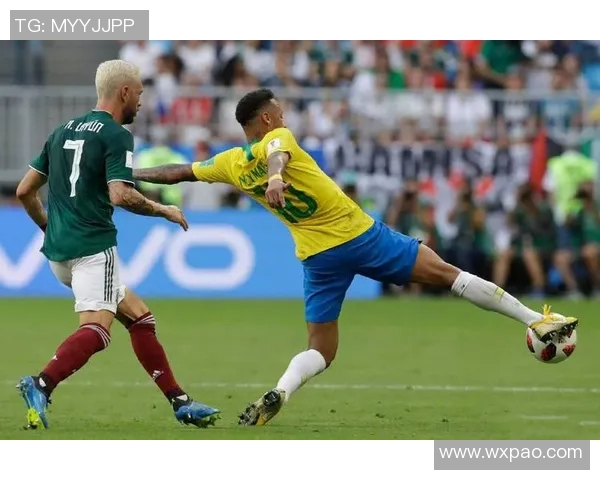 足球明星侧面雕刻艺术作品展现运动之美与激情的完美结合