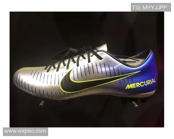 足球明星拍卖限量版签名鞋子视频引发粉丝热议与竞拍热潮